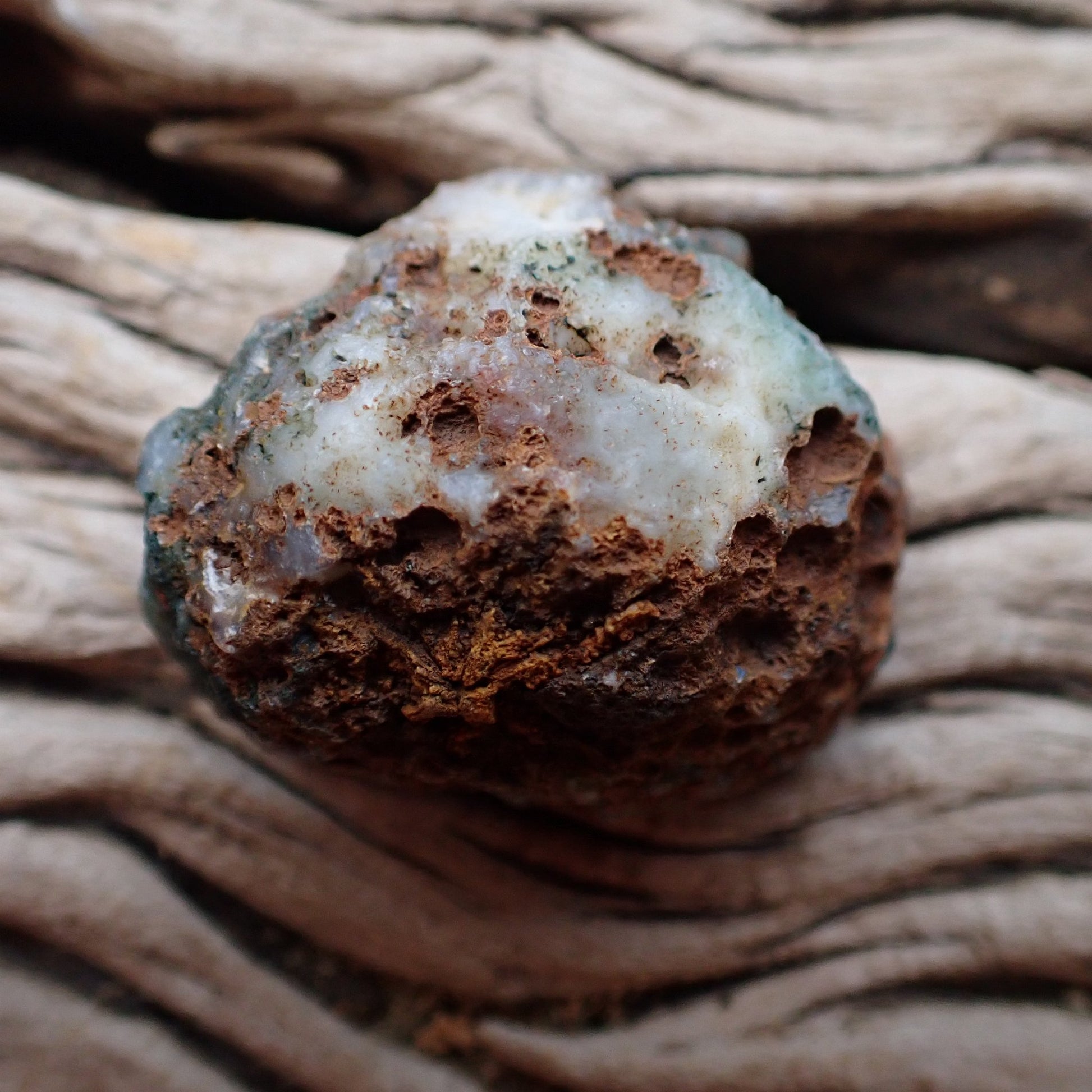 Natural hand-polished Malawi agate 36 mm – unpolished rind, natural cortex | SKU 000501