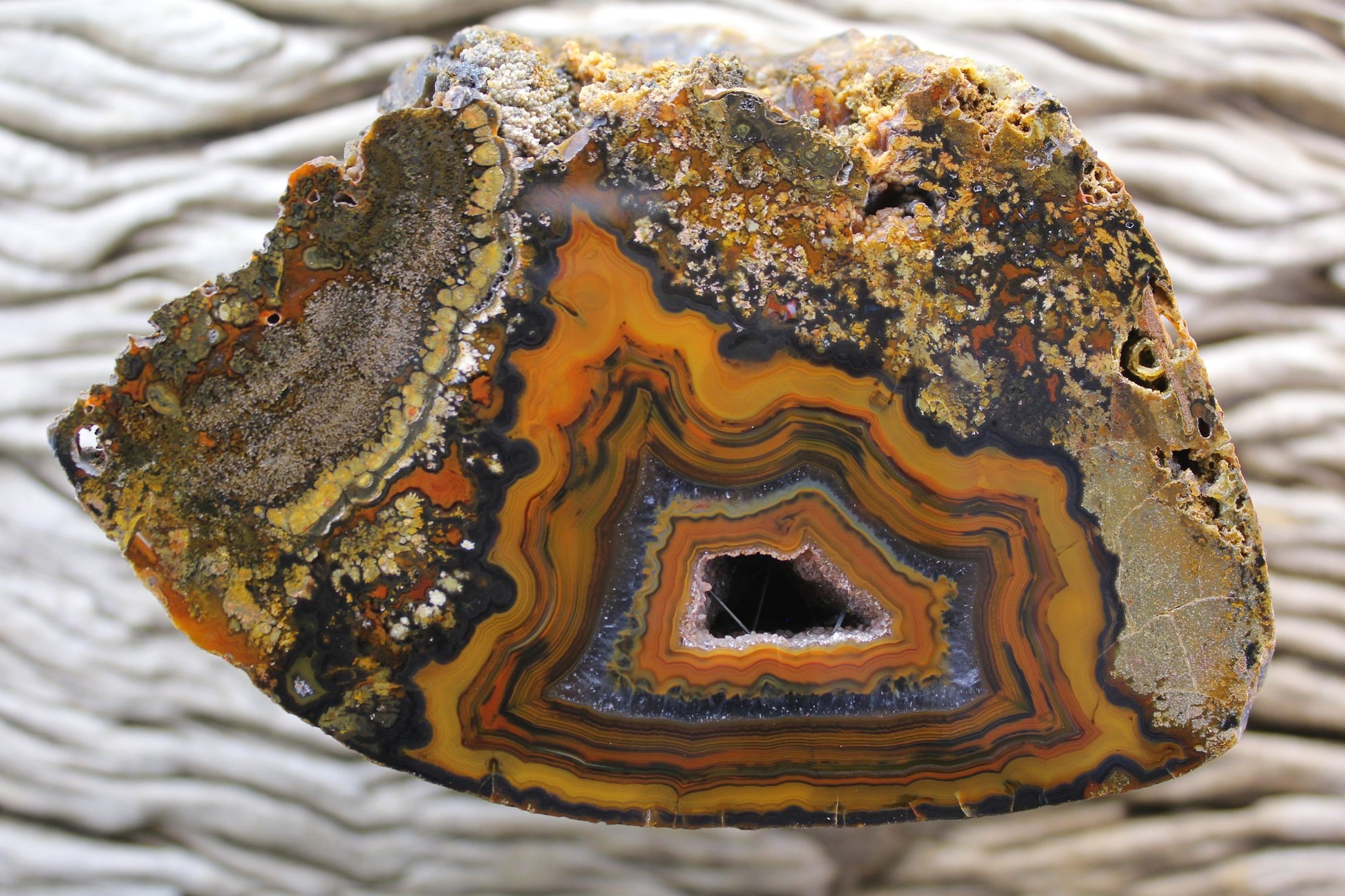 Lilangabi agate 114 mm – front face, floater, goethite needle inclusions, plume inclusions, chromatism and druzy vug, Eswatini | SKU LIL00007