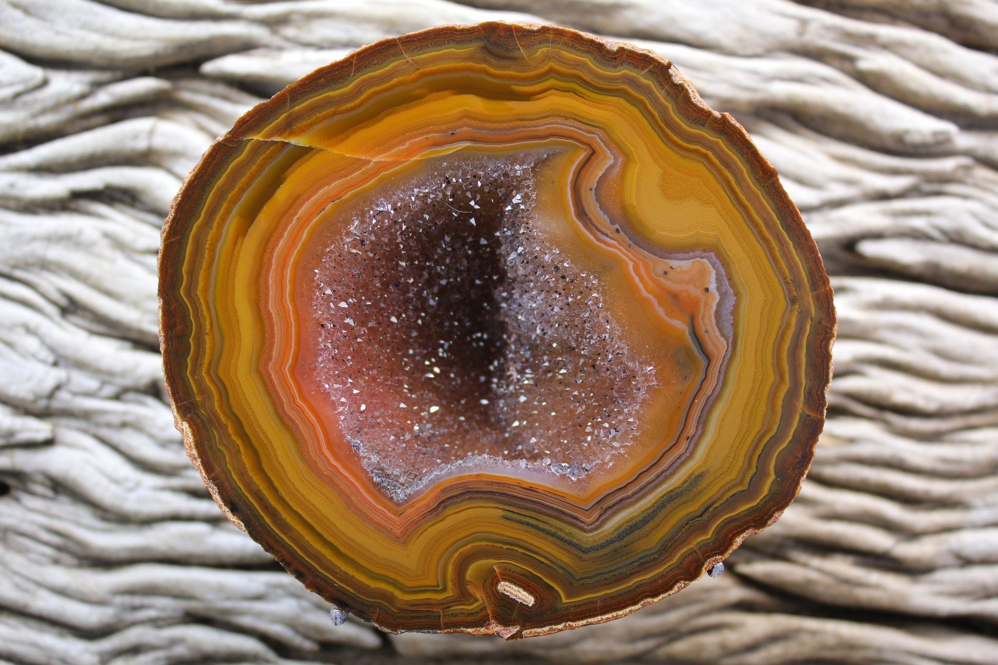 Lilangabi agate 94 mm – front face, druzy vug with open crystal cavity, concentric banding and chromatism, Eswatini | SKU LIL00001