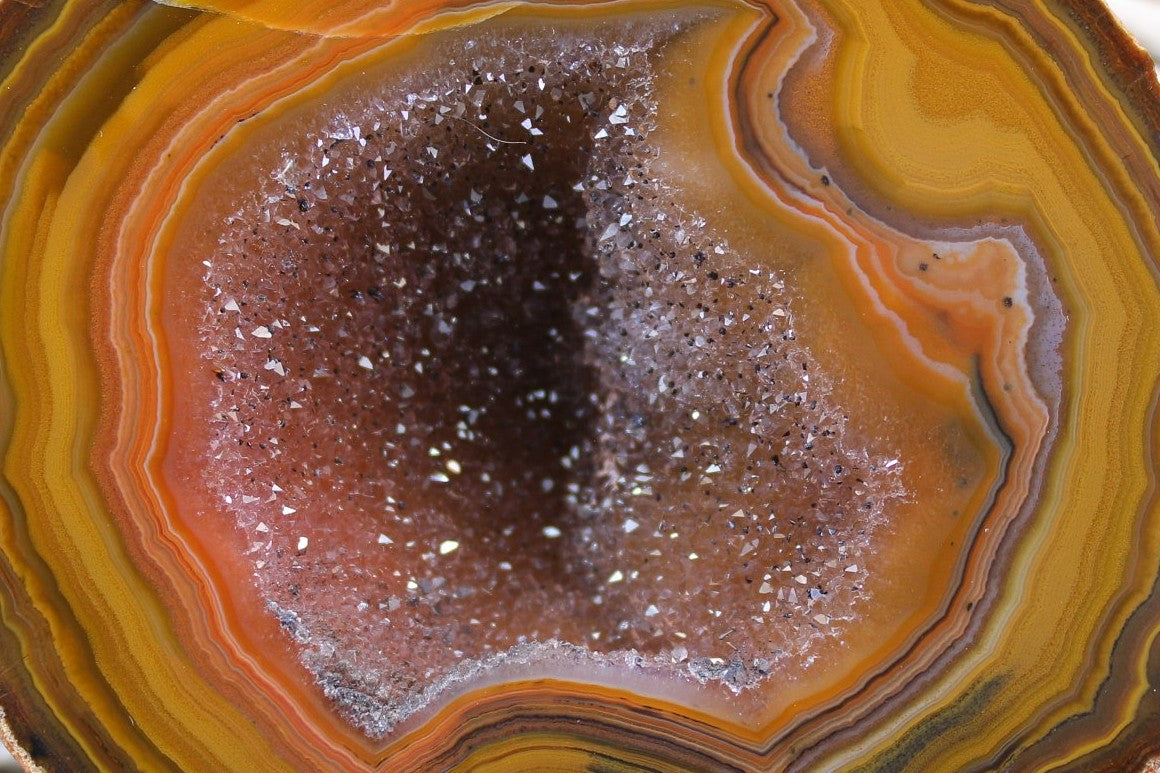 Lilangabi agate 94 mm – close-up of druzy vug, scalloped band edge and amber-to-tangerine chromatism | SKU LIL00001