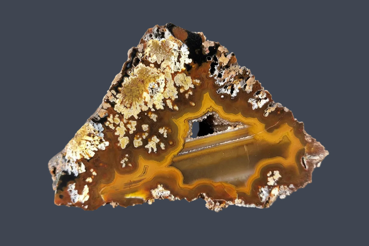 Lilangabi agate 98mm – main view, vug, waterlines, dendritic inclusions, amber-sard palette | SKU LIL00016