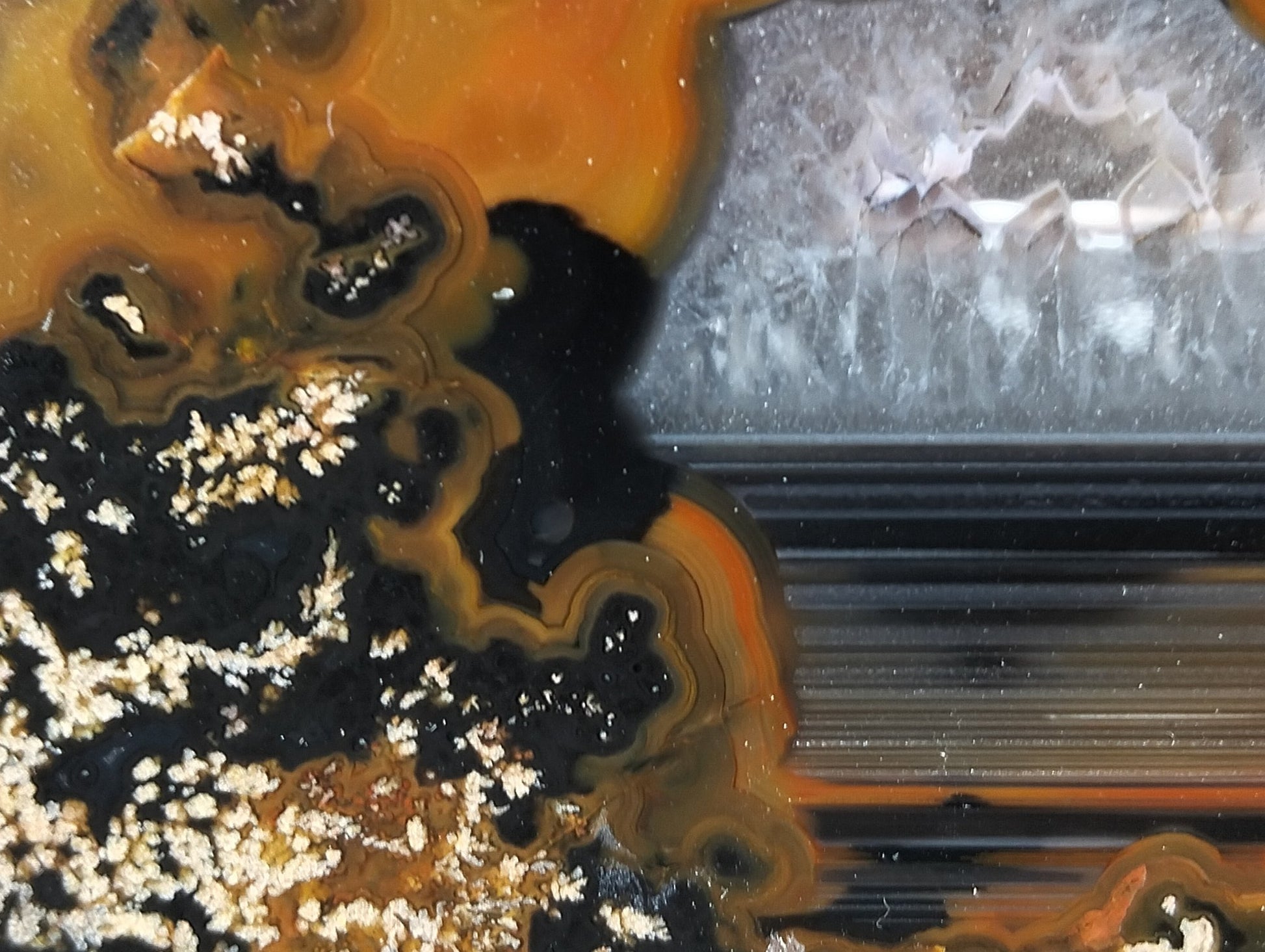 Lilangabi agate 90mm – close-up, chalcedony infill and dendritic inclusions detail | SKU LIL00017
