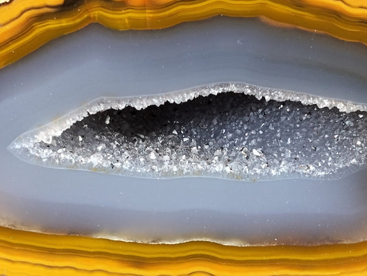 Lilangabi agate 107 mm – close-up of druzy vug, fine grey-blue quartz crystals, blue-grey chalcedony | SKU LIL00027