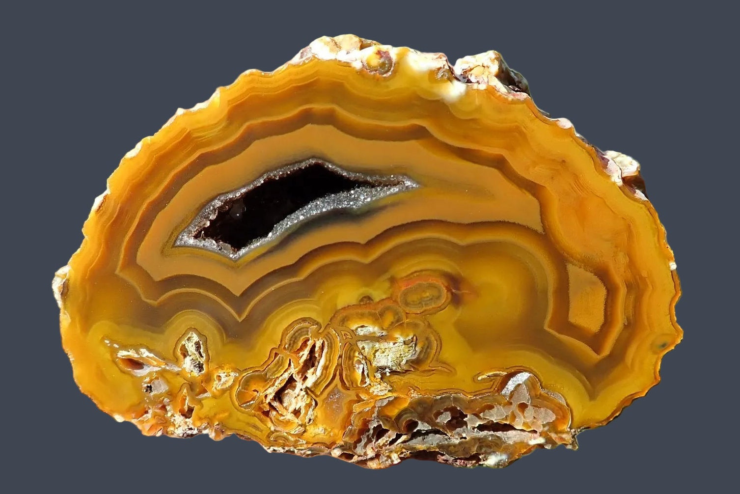 Lilangabi agate 63 mm – front face, angular druzy vug with silver quartz crystals, scalloped banding, amber-golden ground, Eswatini | SKU LIL00030