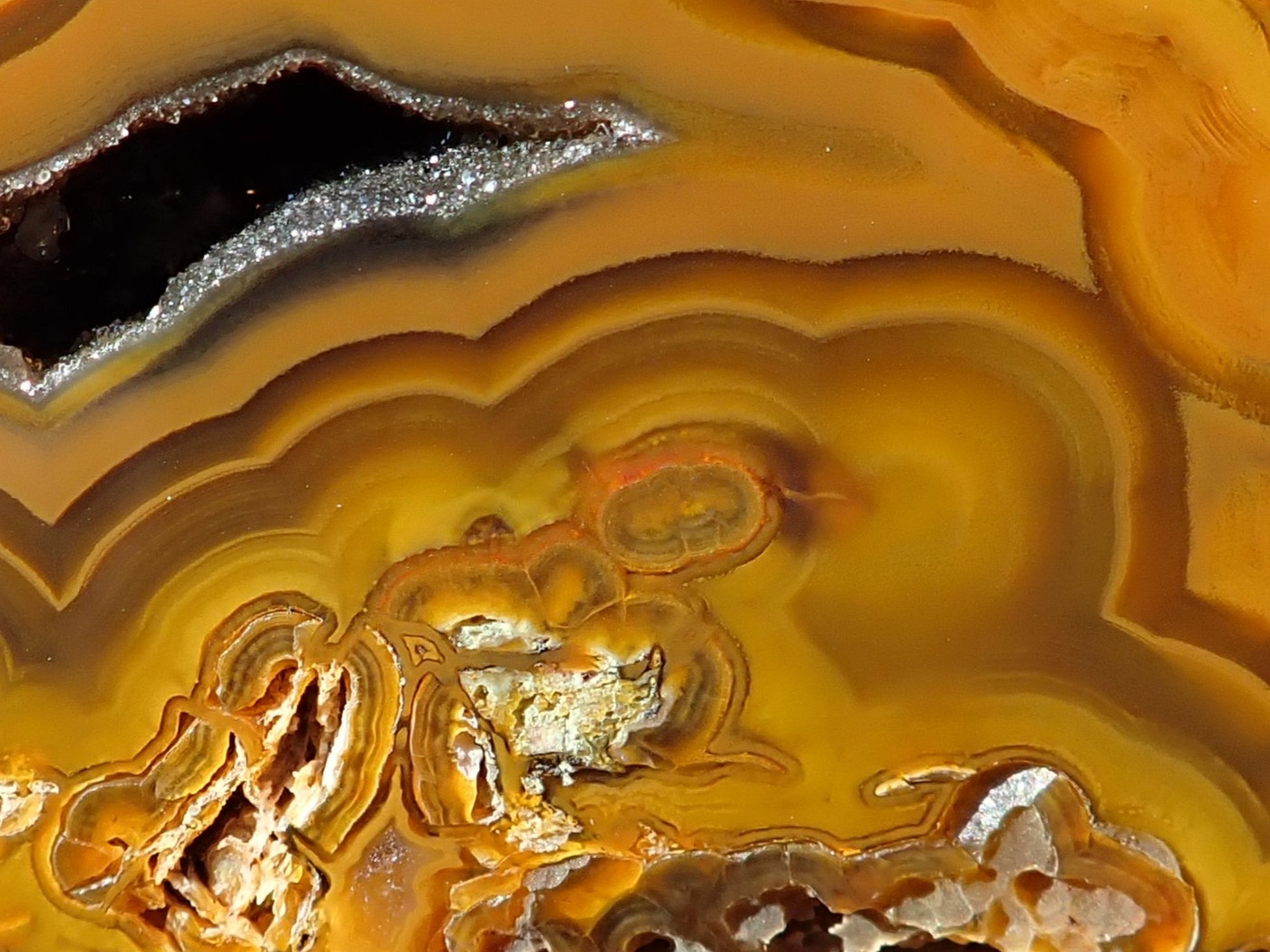 Lilangabi agate 63 mm – close-up of druzy vug, fine silver quartz crystals, scalloped amber banding | SKU LIL00030