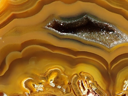 Lilangabi agate 63 mm – close-up of druzy vug, fine silver quartz crystals, scalloped amber-golden banding | SKU LIL00031