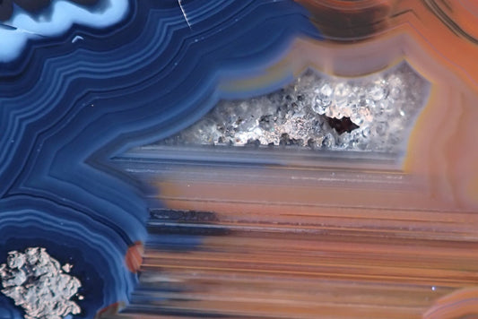 Lilangabi agate 146 mm – face detail, drusy vug, waterlines, fortification banding, chromatism