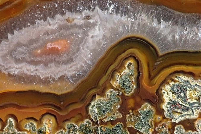 Lilangabi agate 71 mm – face detail, floater nodule, dendritic inclusions, amber and ochre banding