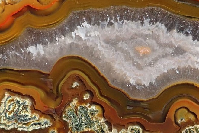 Lilangabi agate 70 mm – face detail, floater nodule, dendritic inclusions, amber and carnelian banding