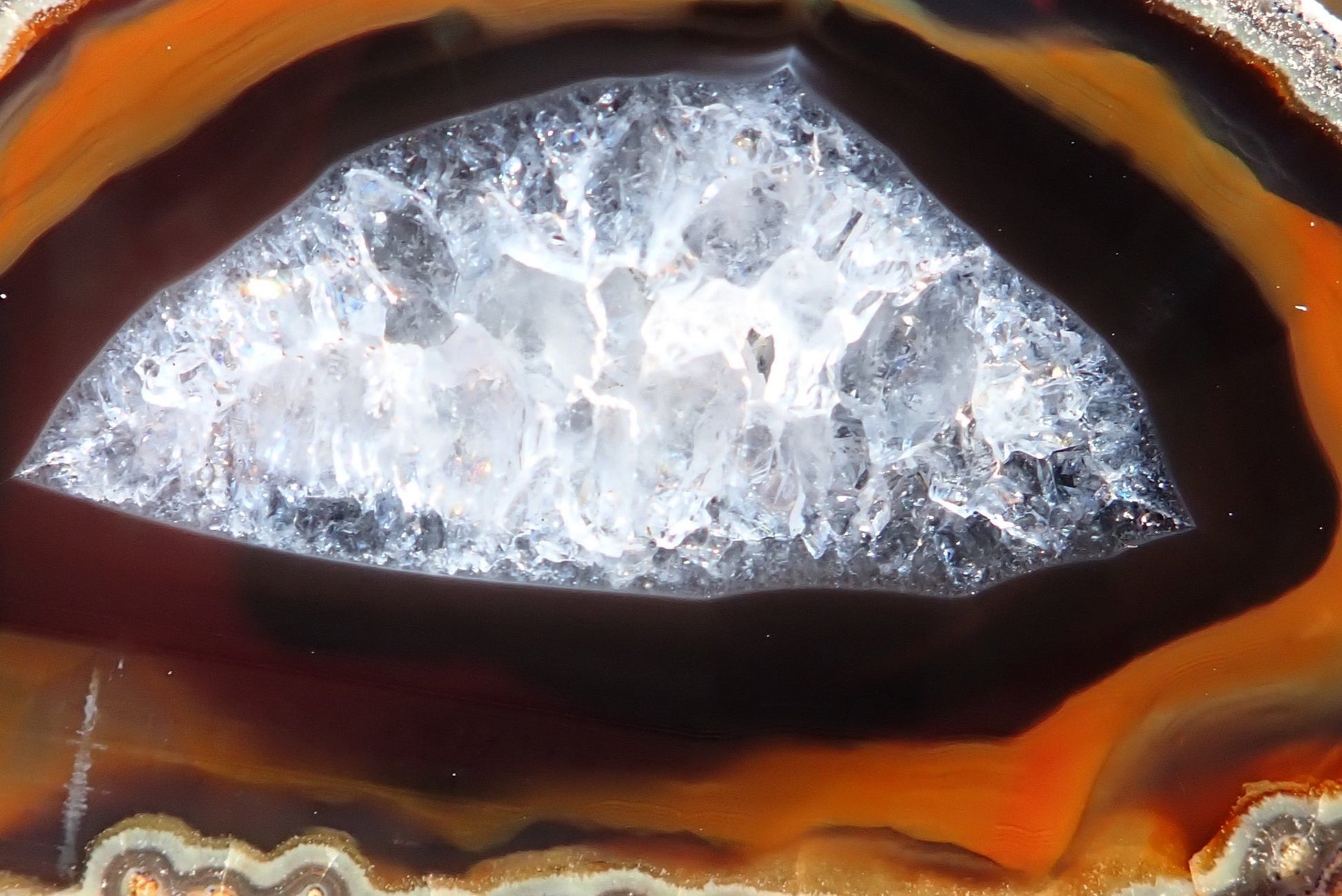 Lilangabi agate 67 mm – detail of chromatography banding, polished flat crystalline centre, Lebombo Mountains