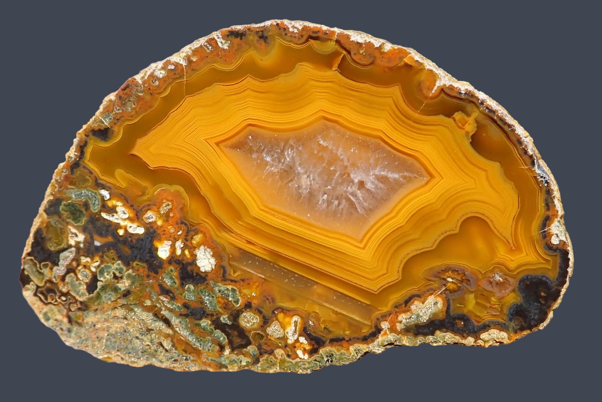 Lilangabi agate 82 mm – close-up face, fortification banding, waterlines, crystalline centre, golden amber