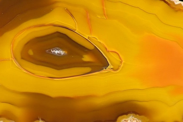 Lilangabi agate 86 mm – detail of chromatography banding and teardrop drusy vug, golden amber chalcedony