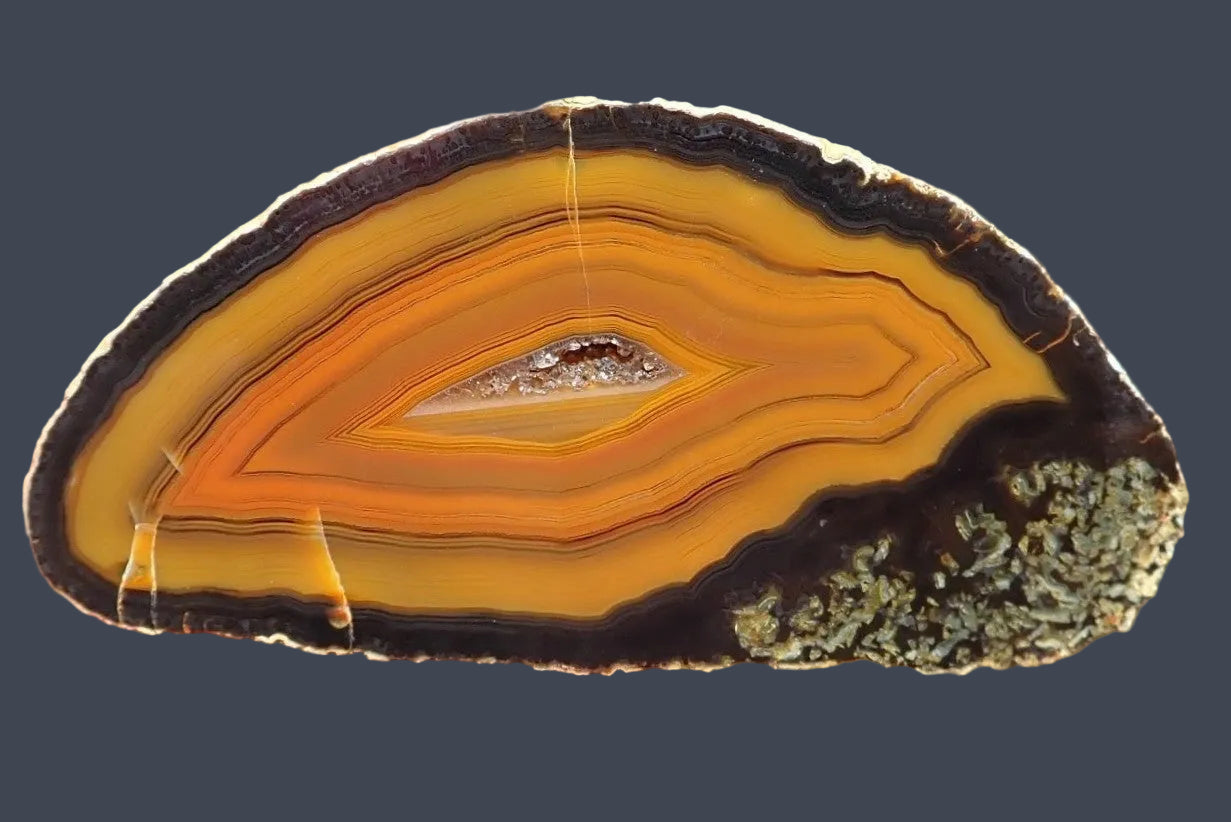 Lilangabi agate 71 mm – front view, chromatography, angular fortification banding, drusy vug, burnt orange to honey gold