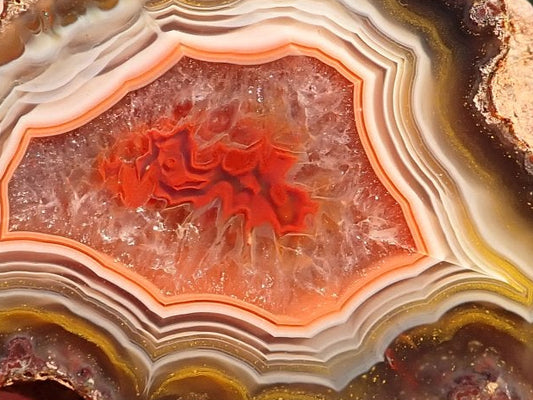 Malawi agate 55 mm – face detail, floater with vivid red-orange banding, ghost banding, scalloped band edges