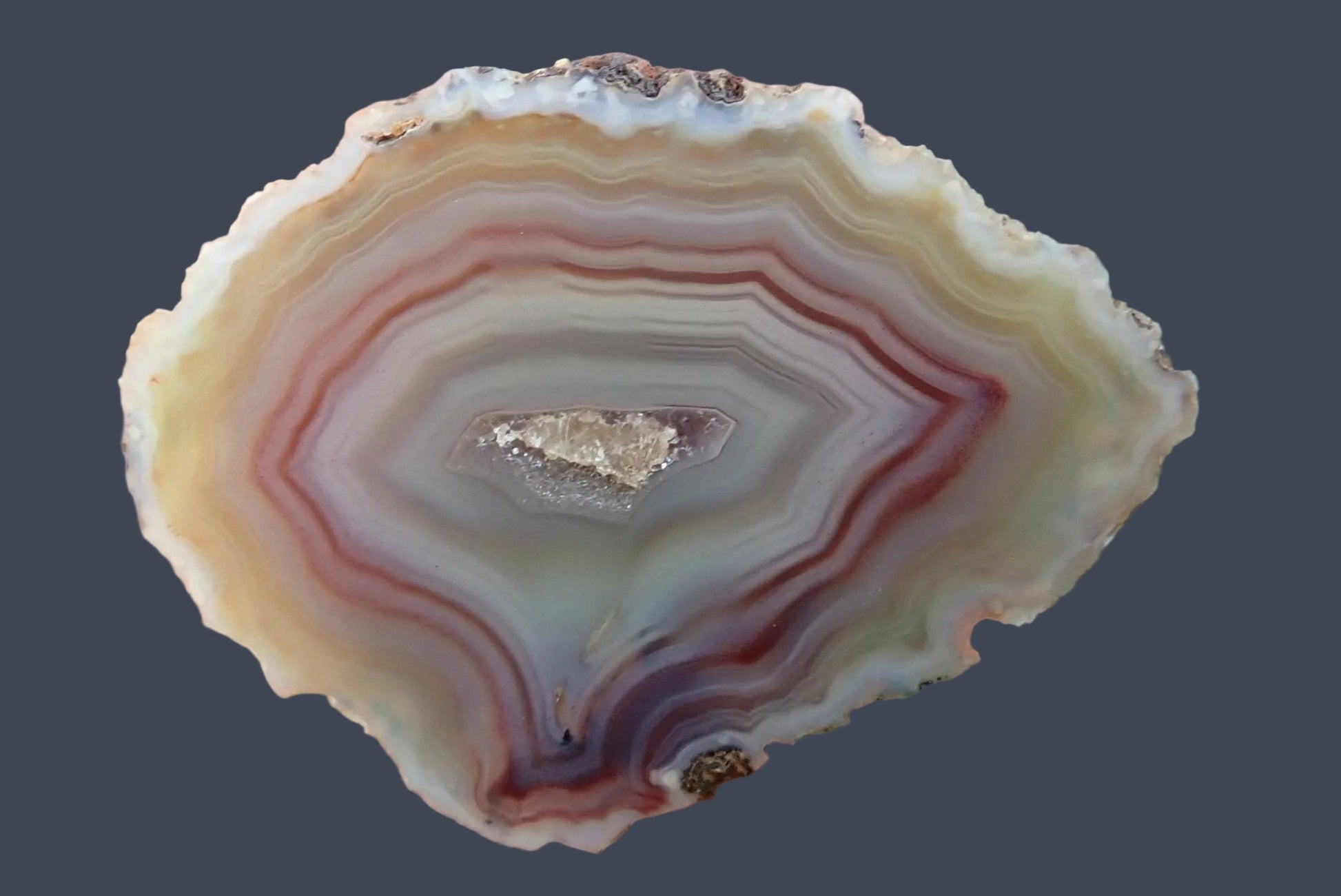 Malawi agate 47 mm – front face, chromatography banding, drusy vug with calcite, fortification bands, Ngabu