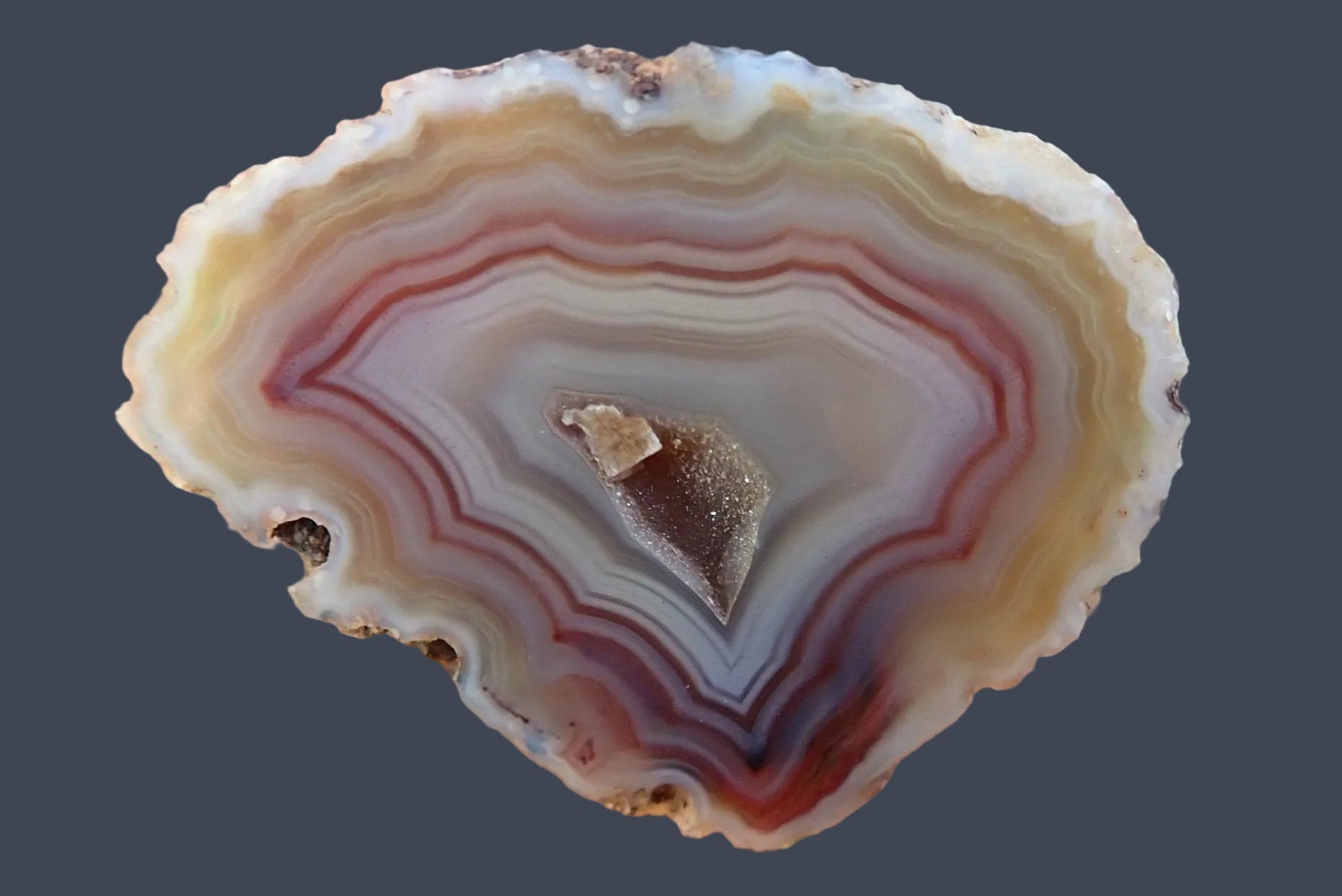 Malawi agate 47 mm – front face, chromatography banding, fortification bands, drusy vug with calcite, Ngabu