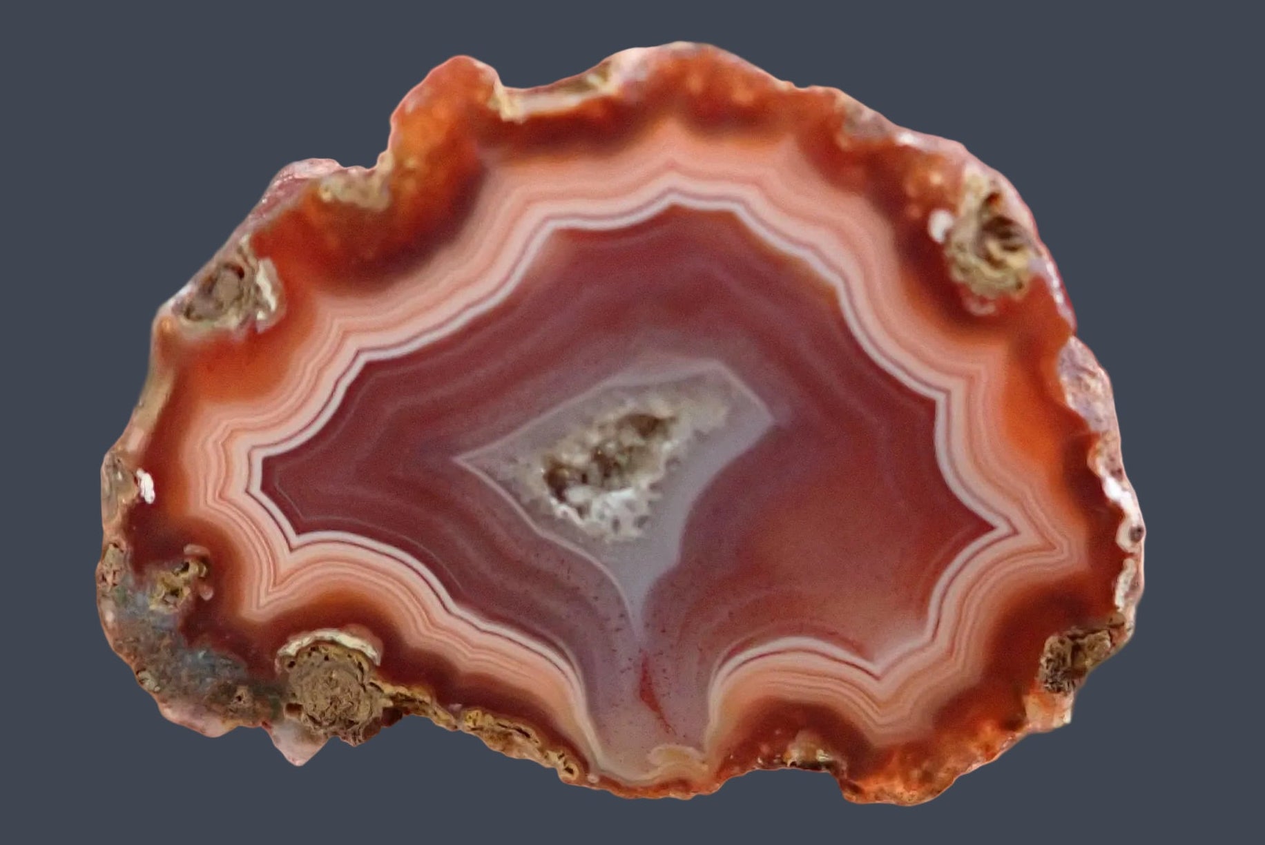 Malawi agate 40 mm – front face, fortification banding, flow channel, drusy vug with calcite, carnelian red, Ngabu