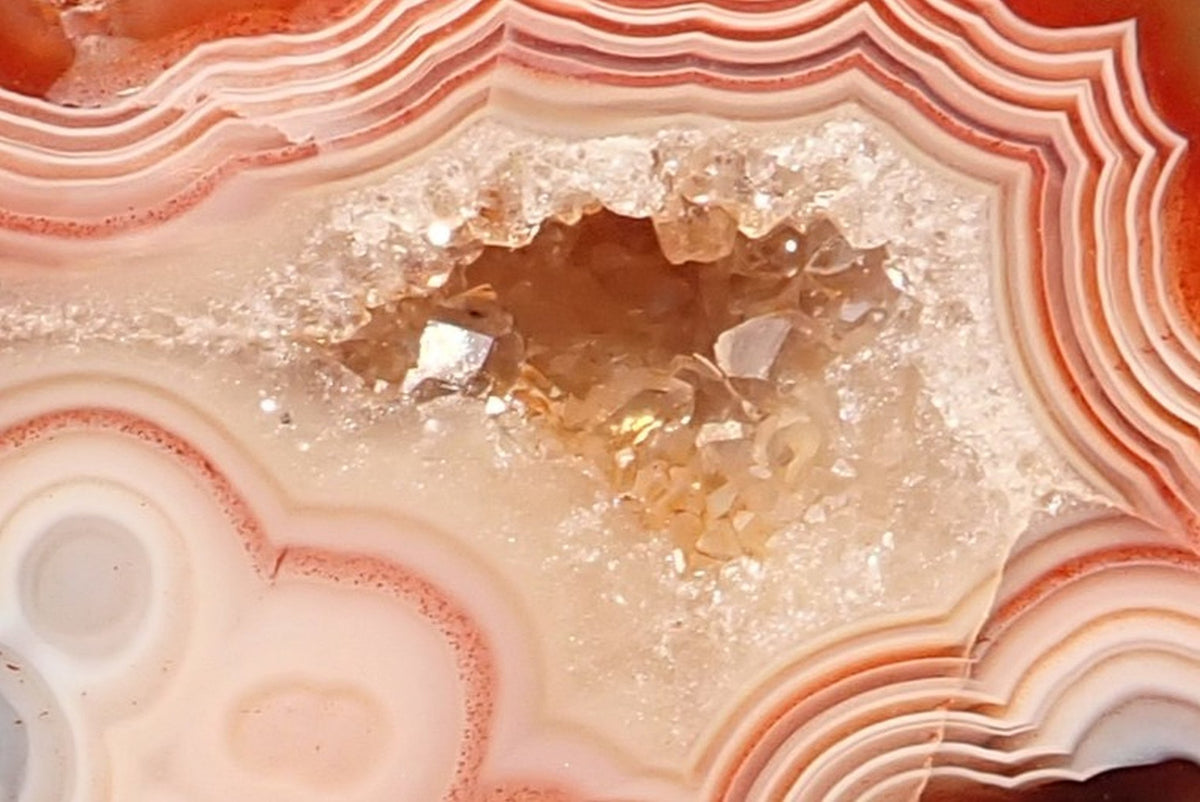 Malawi agate 57 mm – drusy vug detail, crystalline quartz cavity, eye formations and rose-pink banding, hand-polished