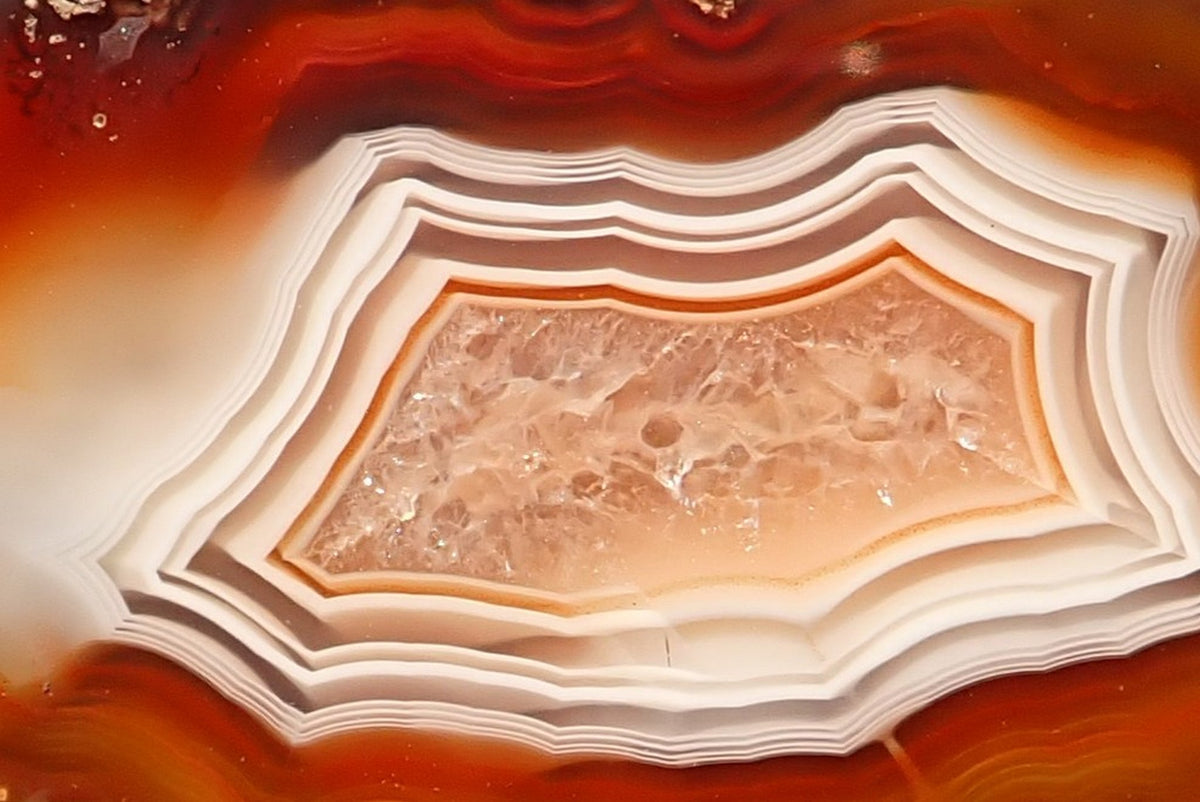 Malawi agate 57 mm – close-up of the banded centre, ghost banding through the inner walls and a pale crystalline core, Ngabu candy agate