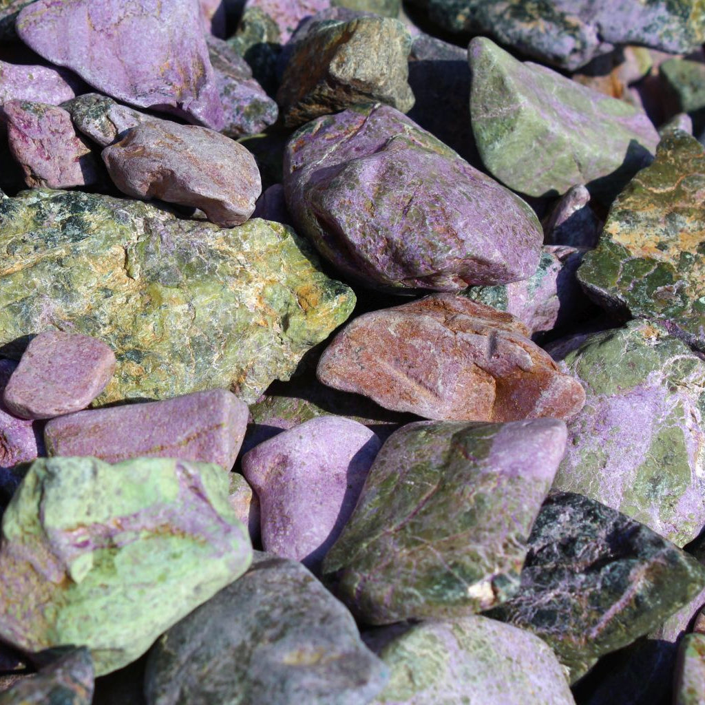 Dry natural stichtite rough specimens in serpentine matrix, Kaapsehoop, South Africa — bulk lot showing natural unpolished surface and colour variation, dry | SKU STICHRsml