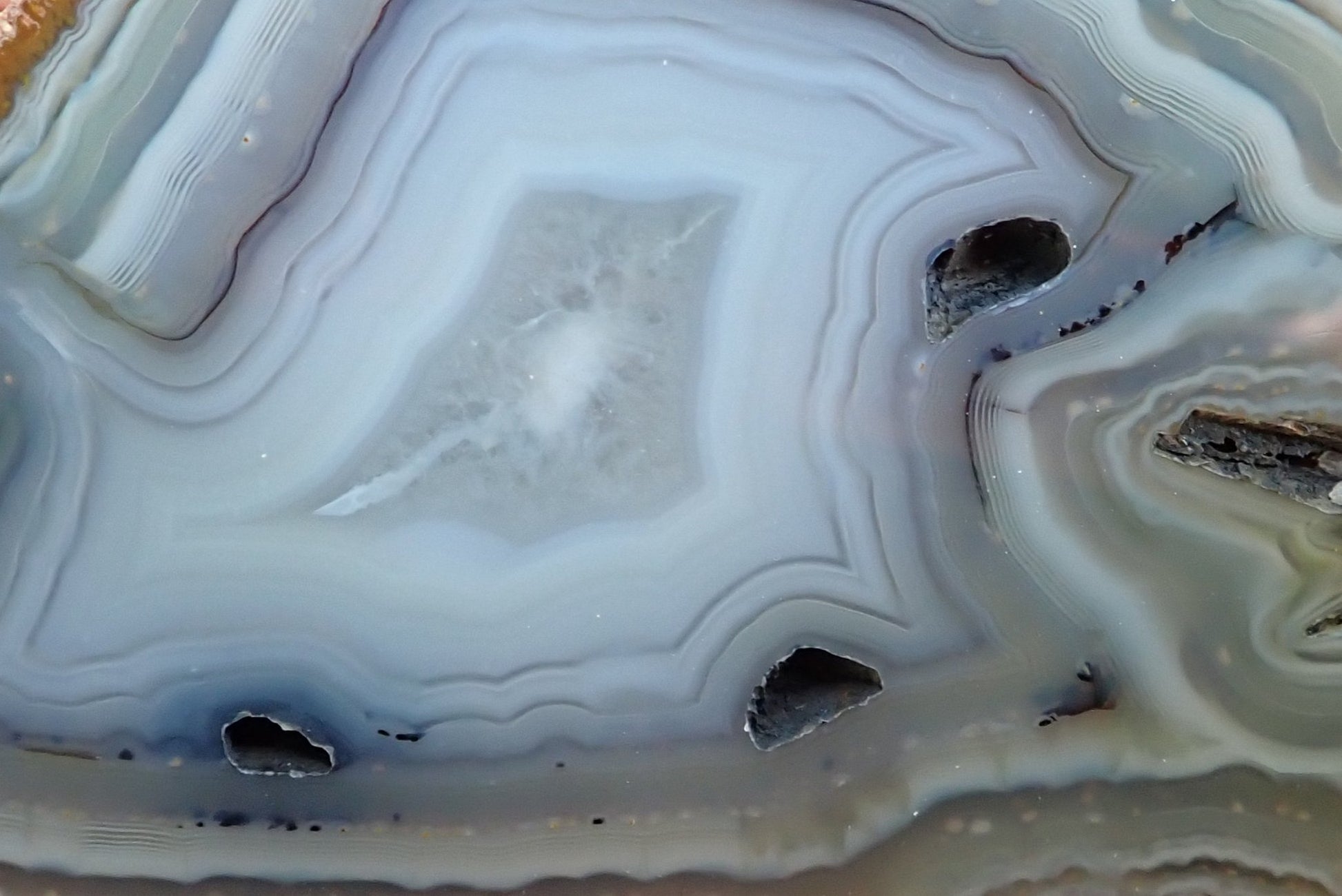 South African agate 104 mm – face detail, flow channel structure, dove-grey and ice-blue banding
