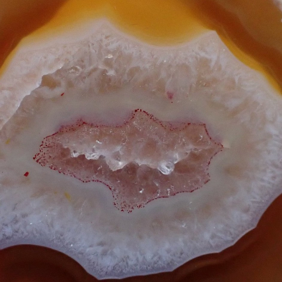 Close-up of Malawi agate 43 mm – secondary inner zone with dark mineral inclusions outlined by precise dark red border within druzy quartz field | SKU 000372