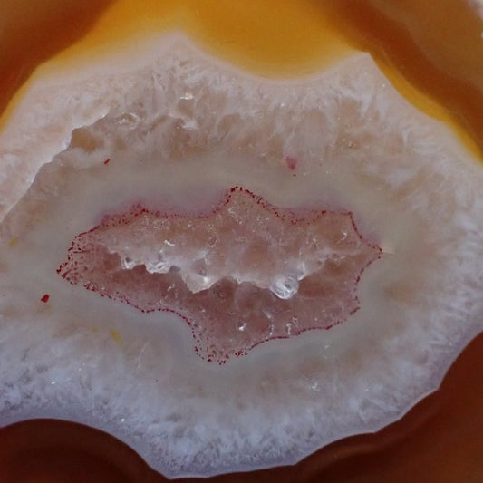 Close-up of Malawi agate 43 mm – secondary inner zone with dark mineral inclusions outlined by precise dark red border within druzy quartz field | SKU 000372