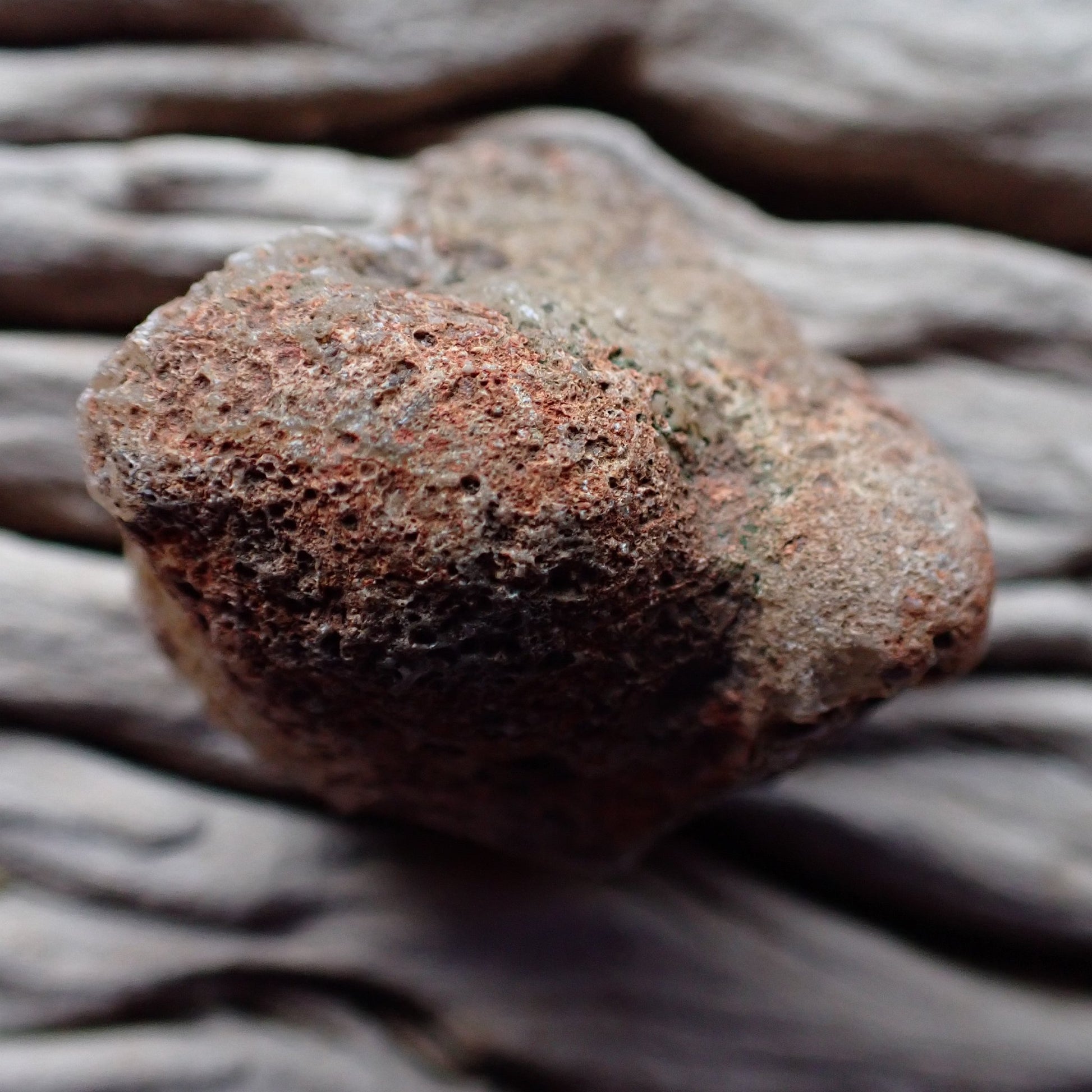 Natural hand-polished Malawi agate 35 mm – unpolished reverse side, natural nodule rind | SKU 000375