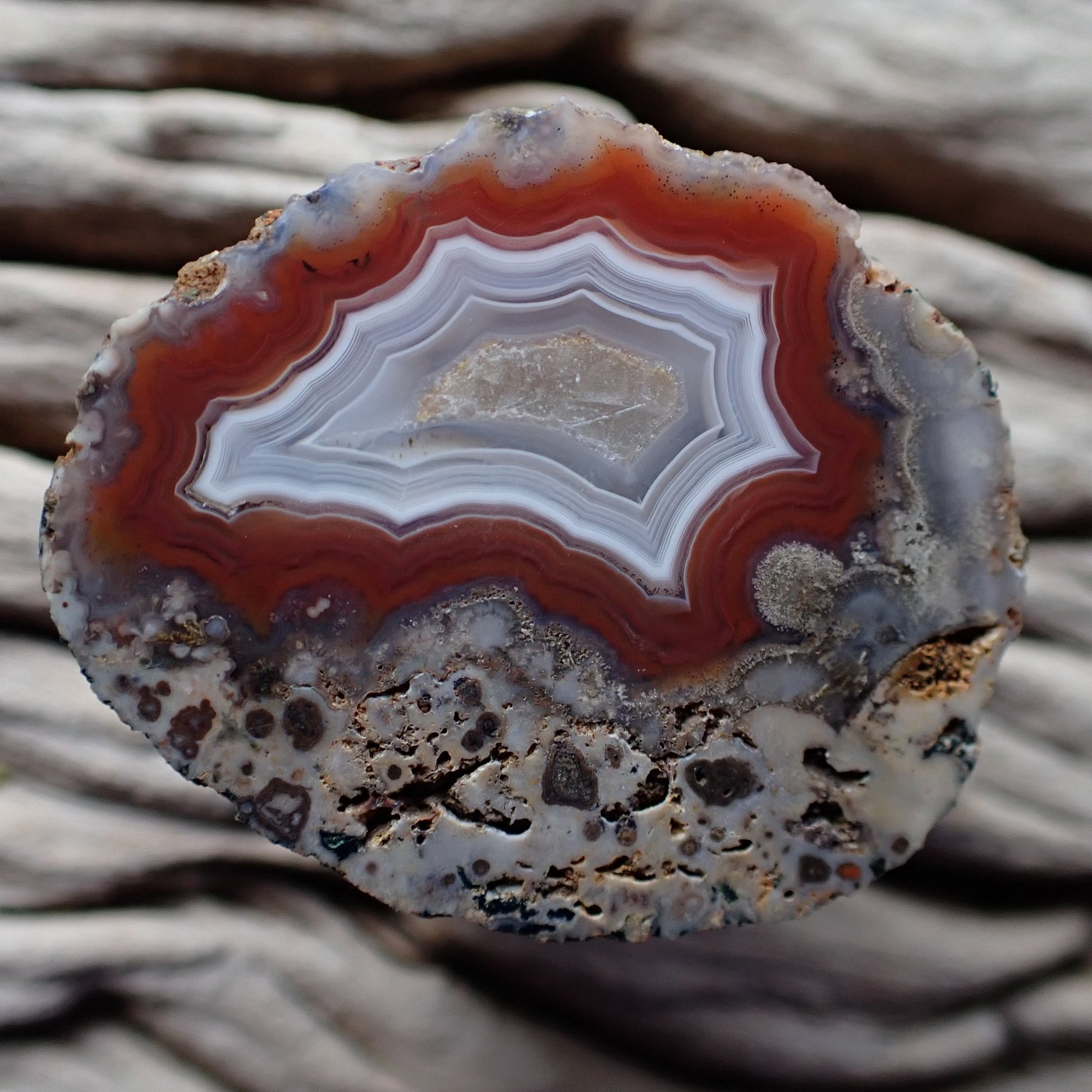 Natural Malawi agate 38 mm – parallax, scalloped fortification banding, calcite centre, blue-grey chalcedony border, Ngabu origin, hand-polished in South Africa | SKU 000383