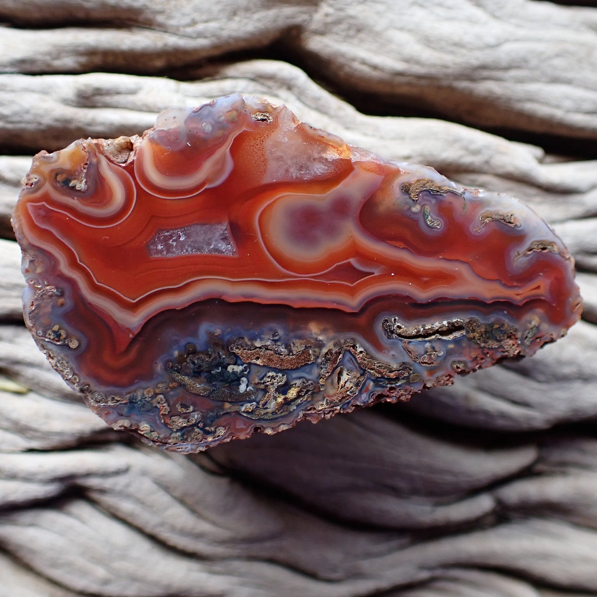 Natural Malawi agate 56 mm – flow channel banding, crazy lace, crystalline vug, blue-grey chalcedony border with dendritic inclusions, Ngabu origin, hand-polished in South Africa | SKU 000385