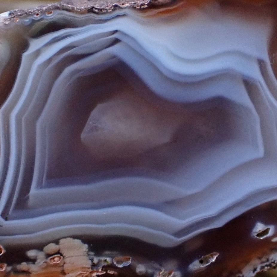 Close-up of Malawi agate 44 mm – star-shaped angular inner band profile, warm grey and cream banding, natural pale chalcedony inclusion and ghost banding detail | SKU 000481