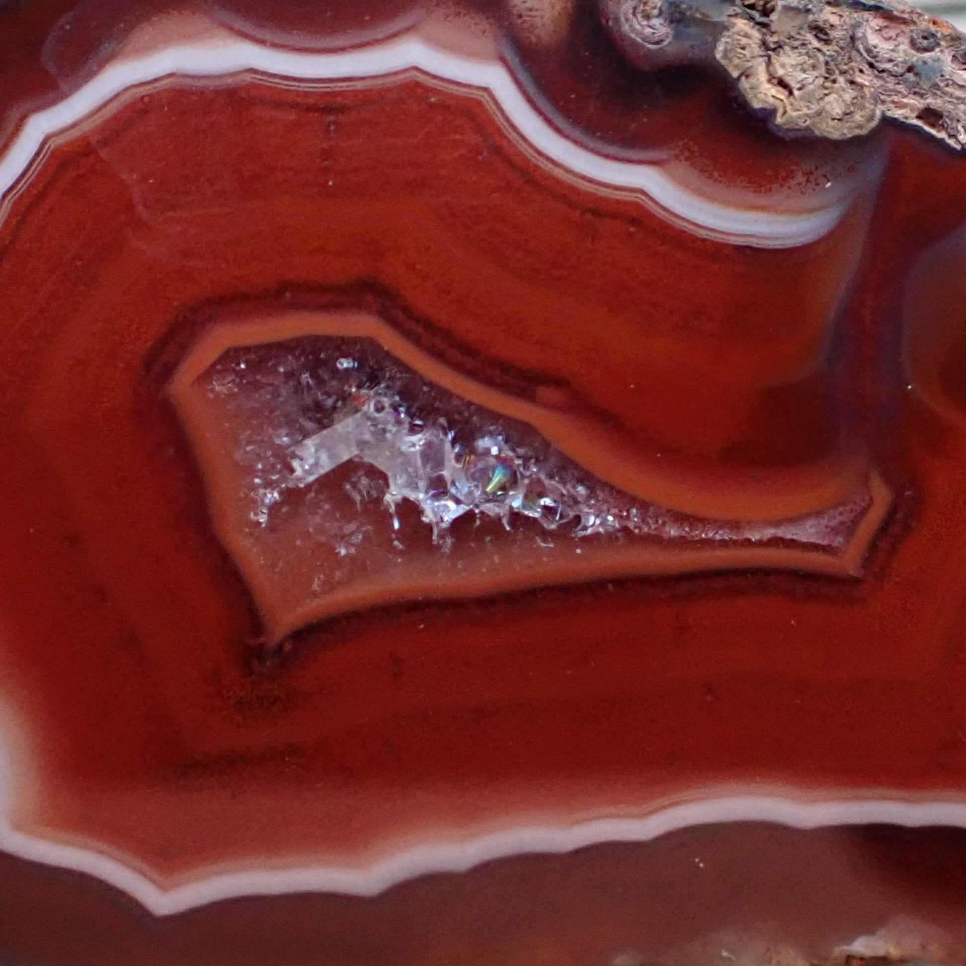 Polished Malawi agate 42 mm – close-up of crystalline centre and outward flow channel, scalloped banding detail | SKU 000494