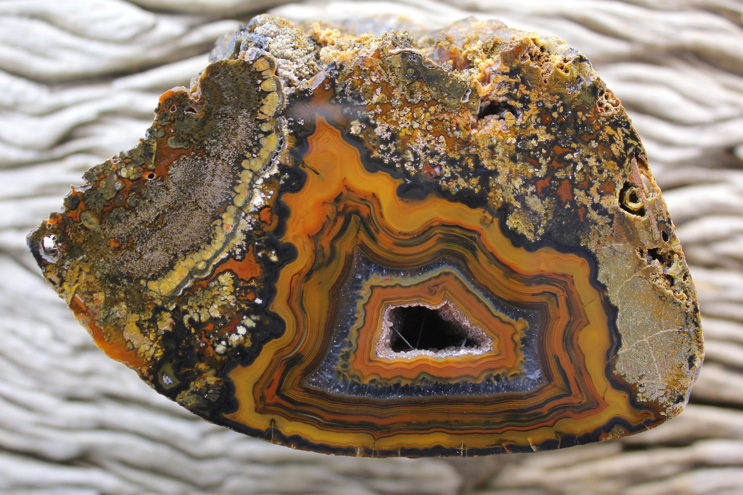 Lilangabi agate 114 mm – front face, floater, goethite needle inclusions, plume inclusions, chromatism and druzy vug, Eswatini | SKU LIL00007