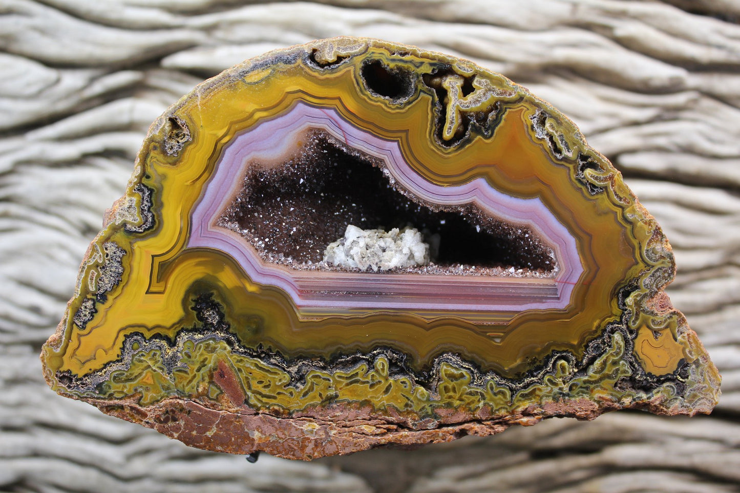 Lilangabi agate 128 mm – front face, rare purple chalcedony band, druzy vug with calcite cluster, plume inclusions and chromatism, Eswatini | SKU LIL00008
