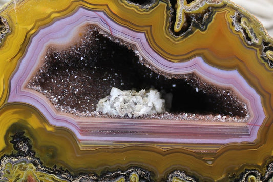 Lilangabi agate 128 mm – close-up of lavender-purple chalcedony band, open druzy vug with white calcite crystal cluster on vug floor | SKU LIL00008
