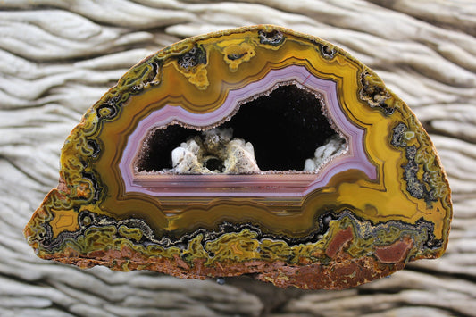 Lilangabi agate 130 mm – front face, rare purple chalcedony band, open druzy vug with calcite formation, plume inclusions and chromatism, Eswatini | SKU LIL00009