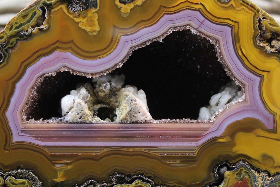 Lilangabi agate 130 mm – close-up of lavender-purple chalcedony band and substantial calcite crystal formation on vug floor | SKU LIL00009