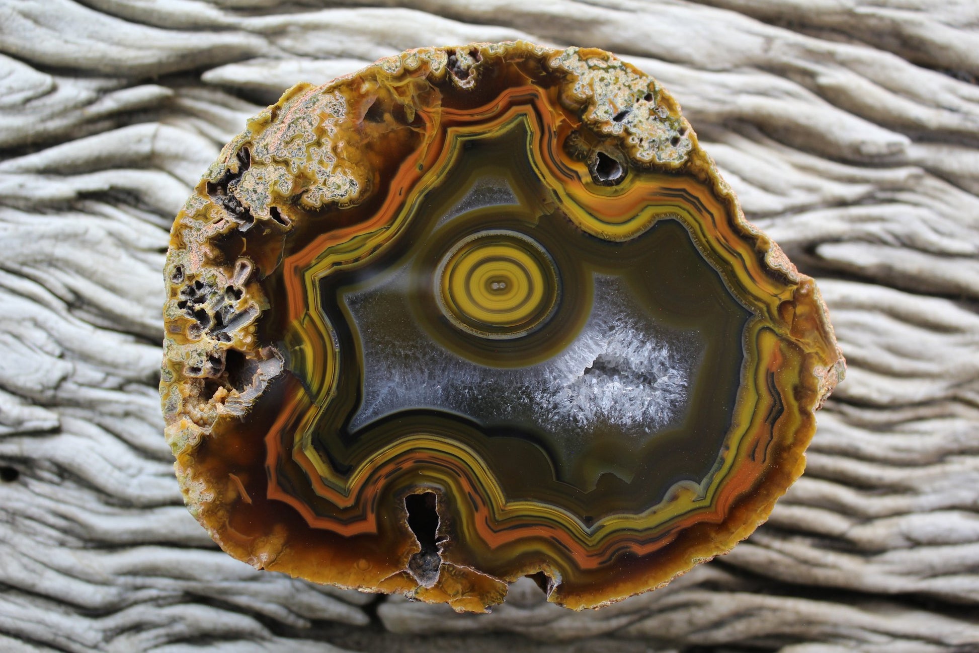 Lilangabi agate 105 mm – front face, bullseye, fortification banding and chromatism, druzy vug and perimorph, Eswatini | SKU LIL00002