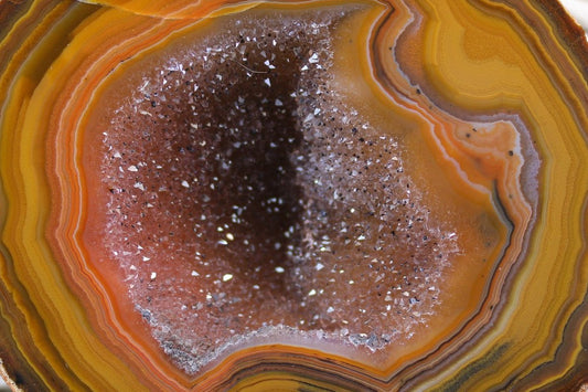 Lilangabi agate 94 mm – close-up of druzy vug, scalloped band edge and amber-to-tangerine chromatism | SKU LIL00001