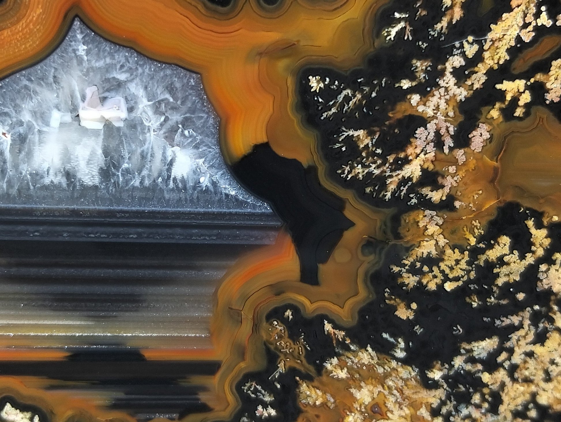 Lilangabi agate 90mm – close-up, chalcedony infill and dendritic inclusions detail | SKU LIL00018