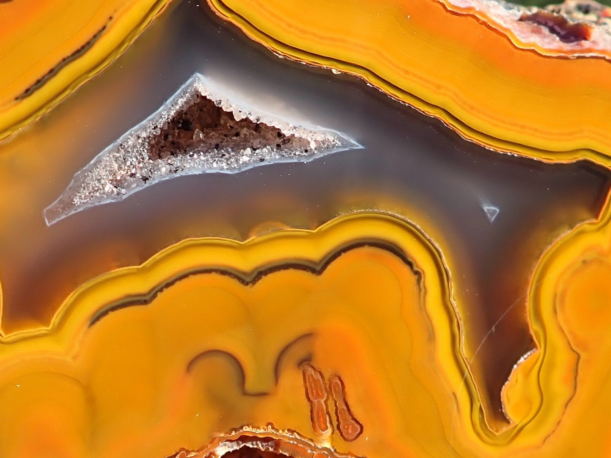 Lilangabi agate 88mm – close-up, fortification banding and chalcedony centre detail | SKU LIL00021