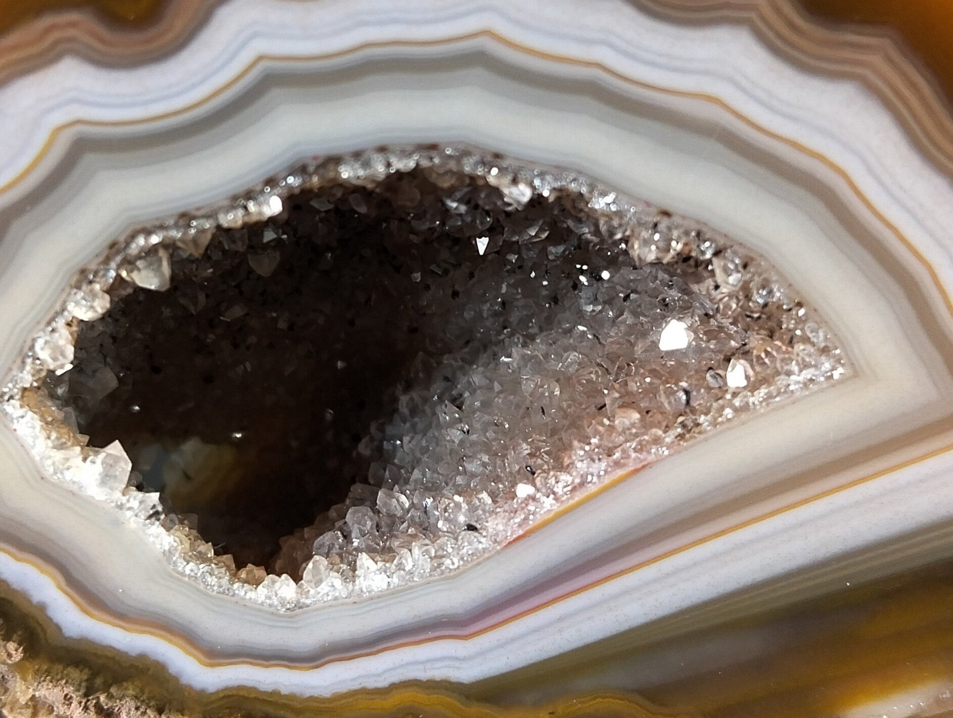 Lilangabi agate 88mm – close-up, druzy vug with quartz crystal points | SKU LIL00022