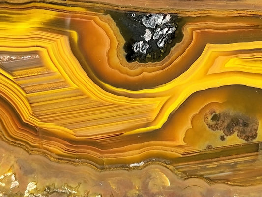 Lilangabi agate 117 mm – close-up detail, scalloped banding layers, amber-golden palette, hand-lapped finish | SKU LIL00024