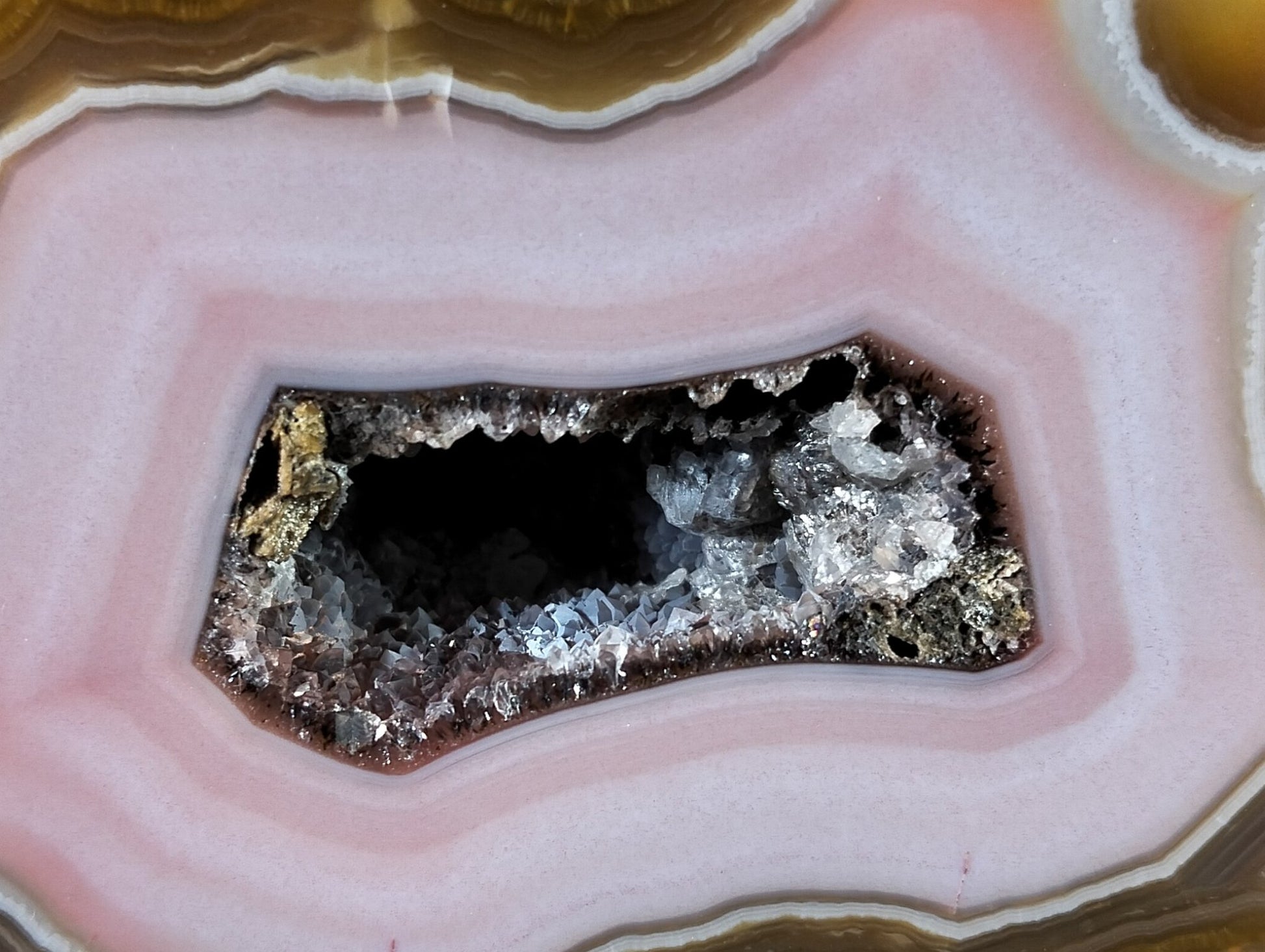 Lilangabi agate 100 mm – close-up of druzy vug, quartz and calcite crystals, pink chalcedony interior | SKU LIL00026