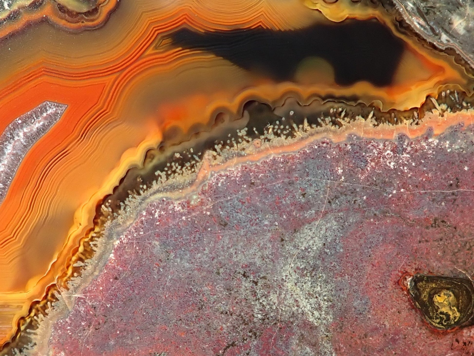 Lilangabi agate 87 mm – close-up of chromatism, colour-shifting bands in orange-red, black and amber, waterlines | SKU LIL00032