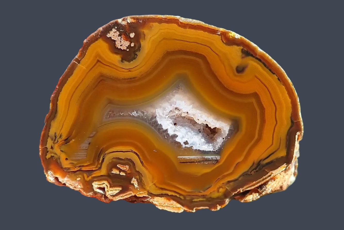 Lilangabi agate 58 mm – front face, druzy vug with white quartz crystals, multi-chambered structure, scalloped banding, amber-golden-brown, Eswatini | SKU LIL00035