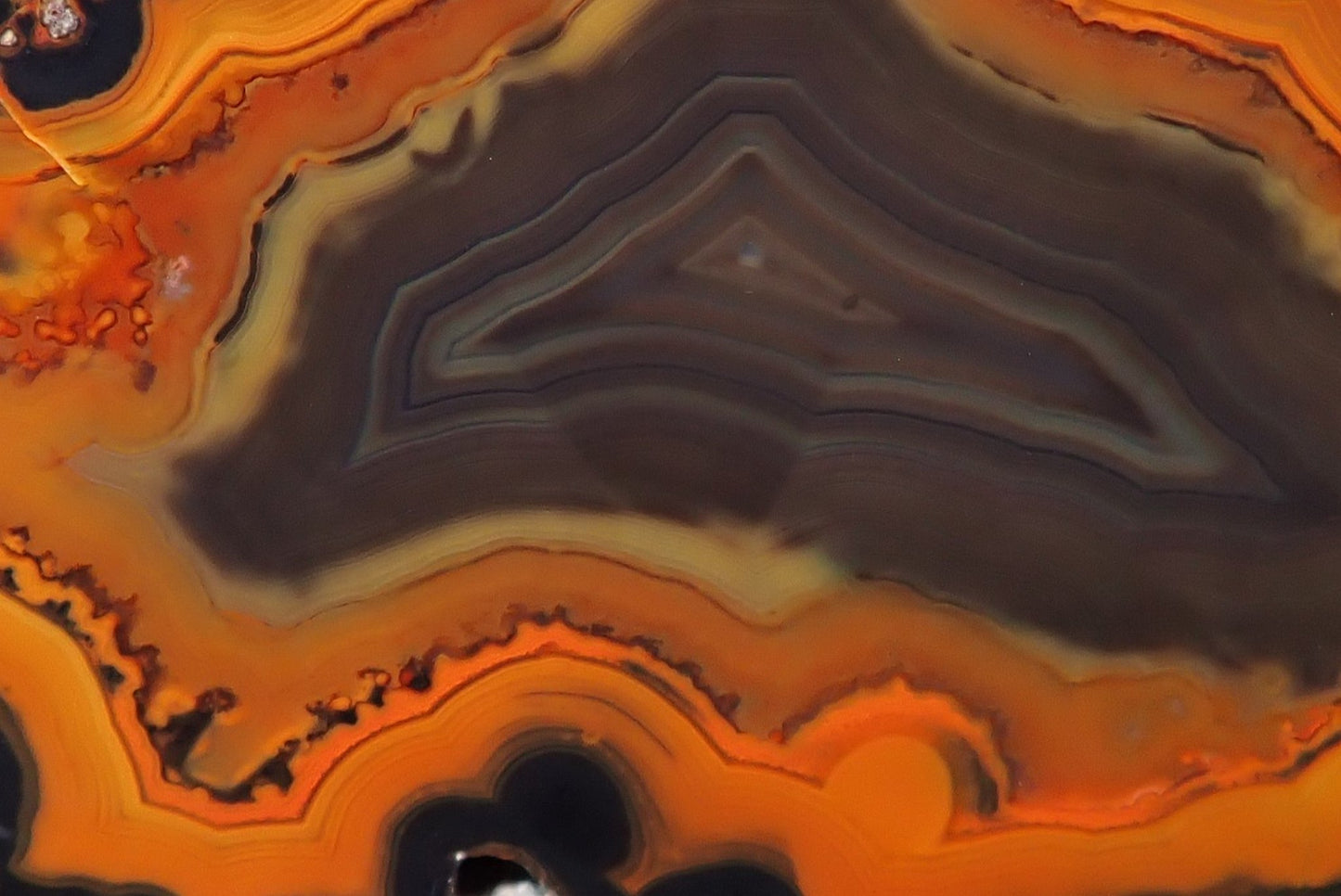 Lilangabi agate 91 mm – face detail, perimorphs in amber-orange banding, subtle chromatism, fortification banding