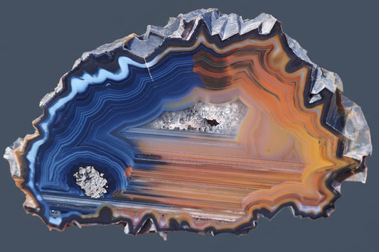 Lilangabi agate 146 mm – front view, chromatism, cobalt-blue to carnelian-orange, waterlines, drusy vug, Eswatini