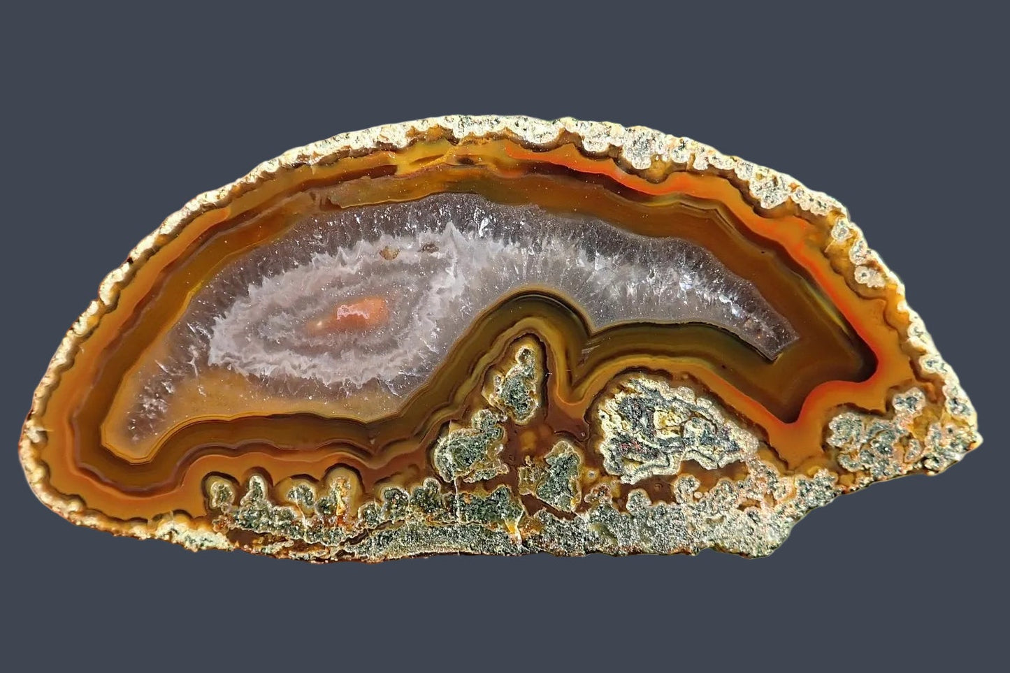 Lilangabi agate 71 mm – front view, floater, fortification banding, chromatism, dendritic inclusions, Eswatini