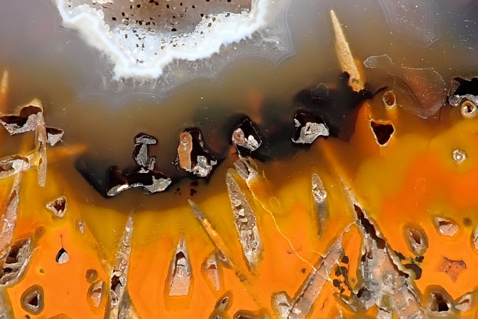 Lilangabi agate 96 mm – close-up, blade-like stick formations, perimorphs, manganese oxide band